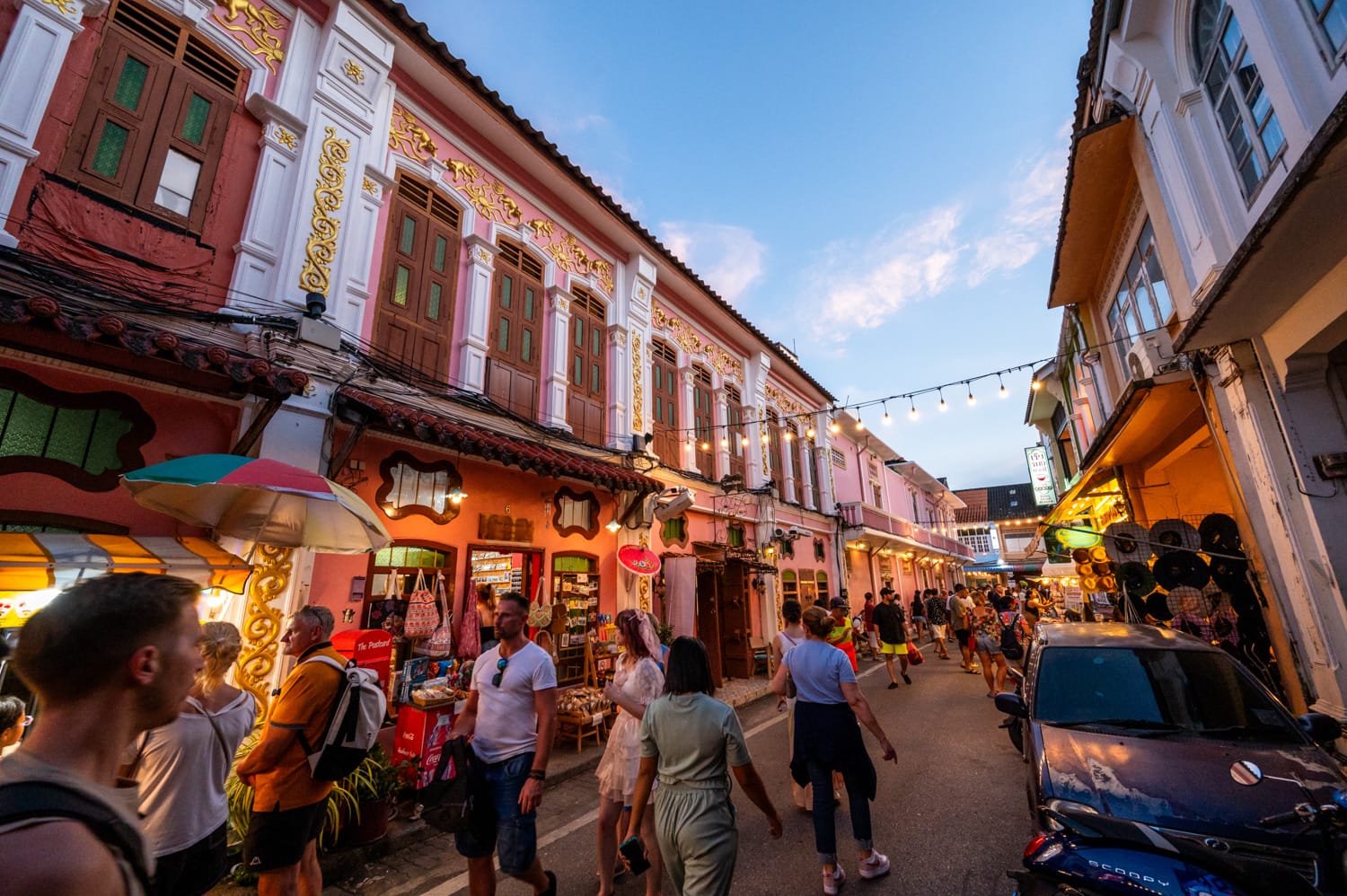 Viele Besucher in der Soi Romanee in Phuket Old Town