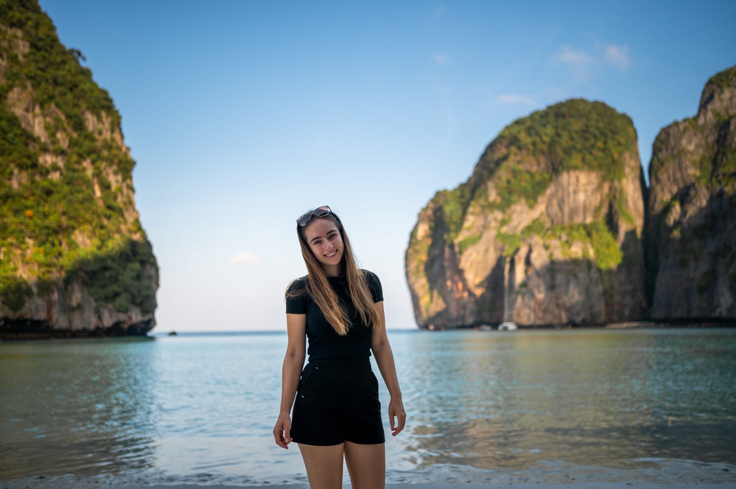 Vanessa Mosch posiert vor den Felsen in der Maya Bay auf Koh Phi Phi Leh