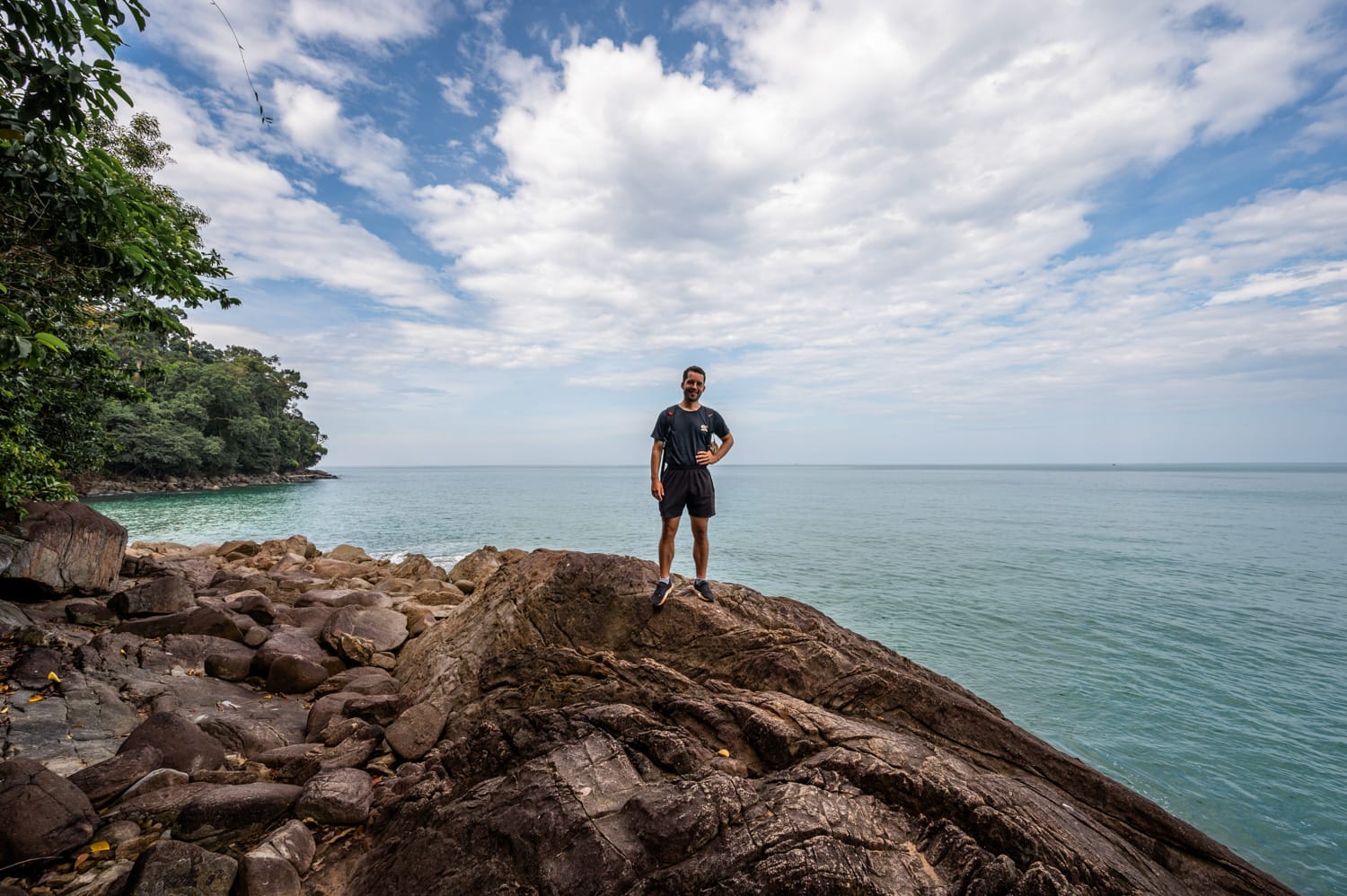 Nils Alexander Kemna wandert entlang des Hat Lek Nature Trails in Khao Lak zum Small Sandy Beach