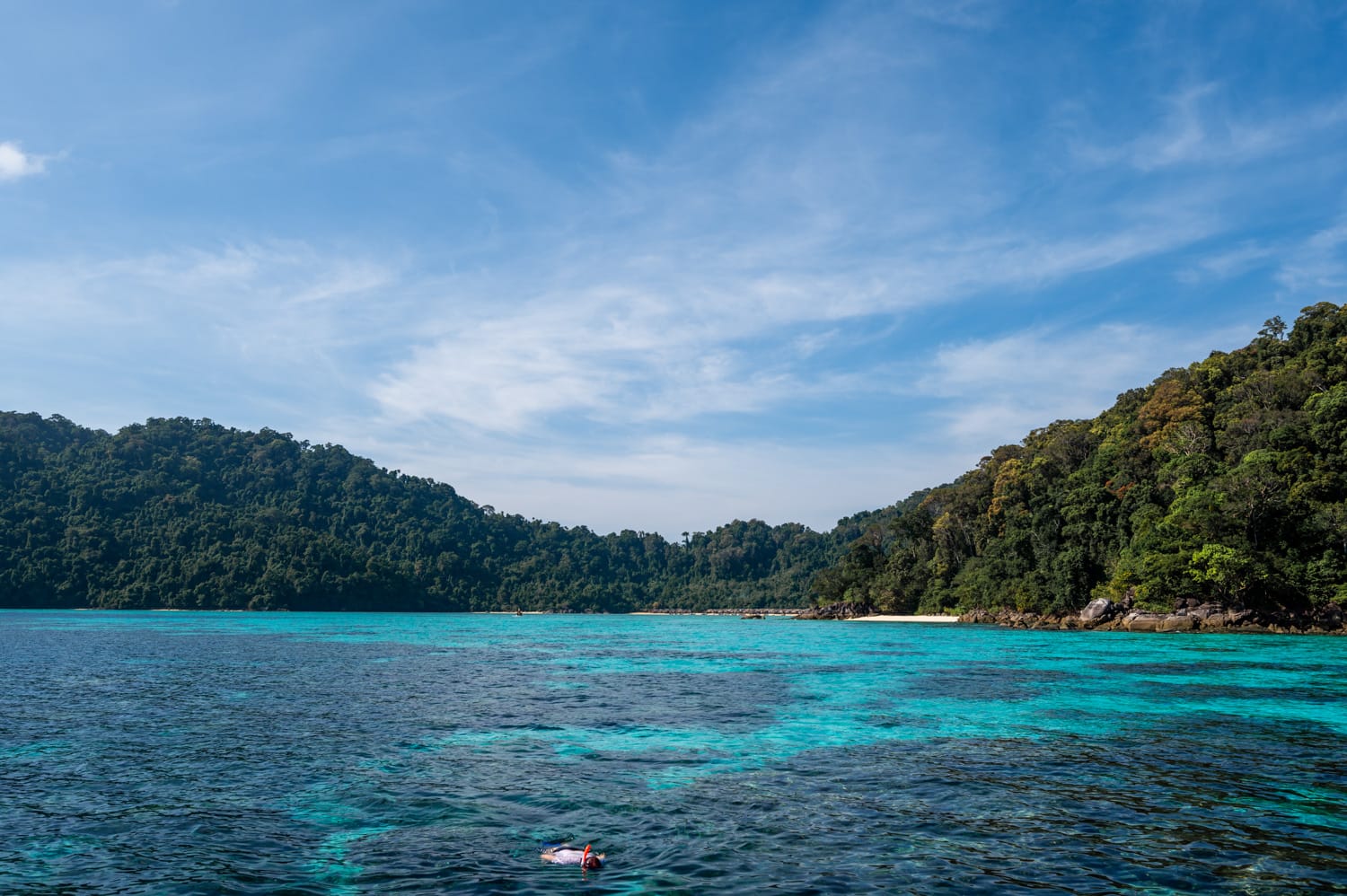 Mann schnorchelt im flachen Wasser der Surin Islands