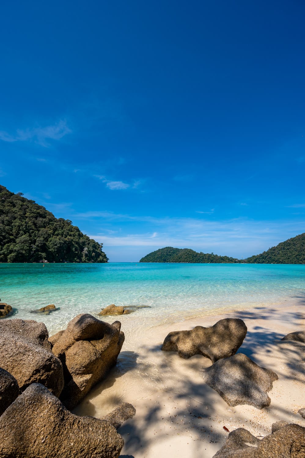 Türkisfarbenes Wasser auf den Surin Islands