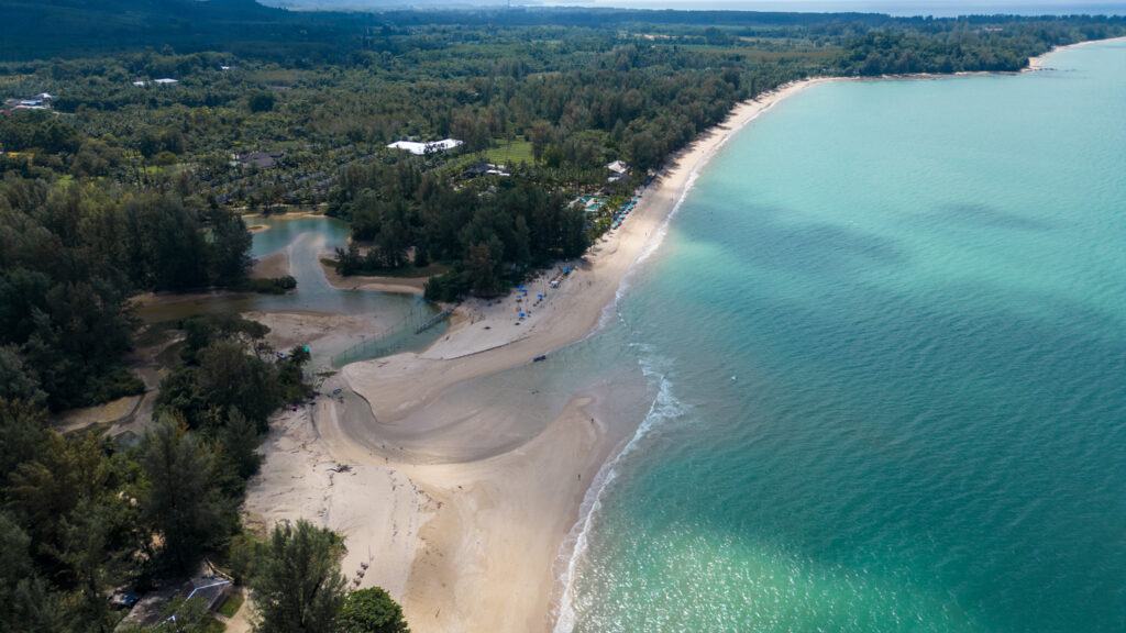 Lagunenkanal zwischen dem südlichen und dem nördlichen Abschnitt des Pak Weep Beach in Khao Lak