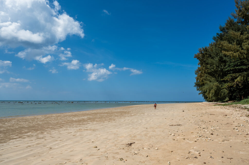 Felsen und grober Sand am Pakarang Beach in Khao Lak