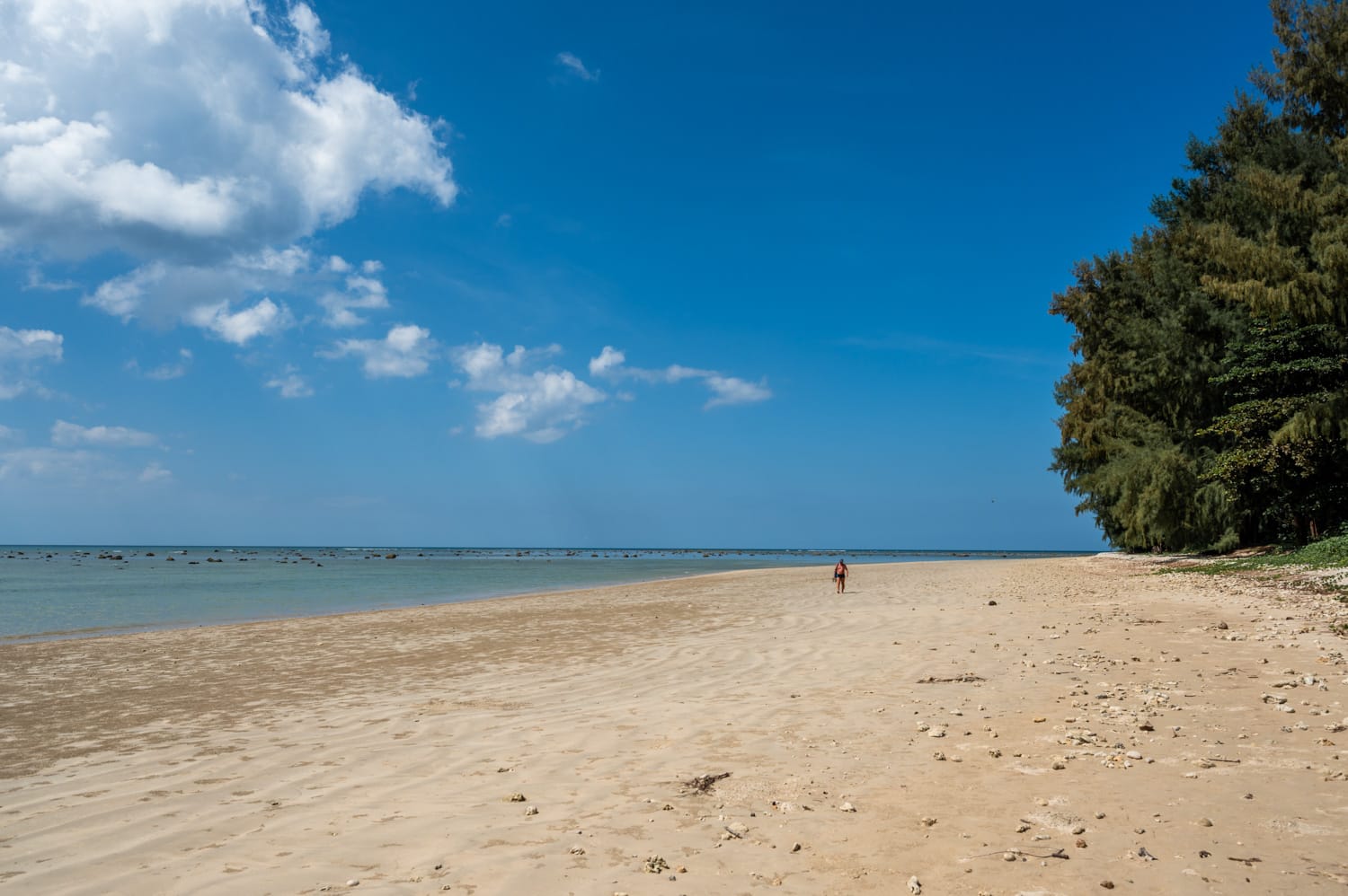 Khao Lak Strände (4) Felsen und grober Sand am Pakarang Beach in Khao Lak