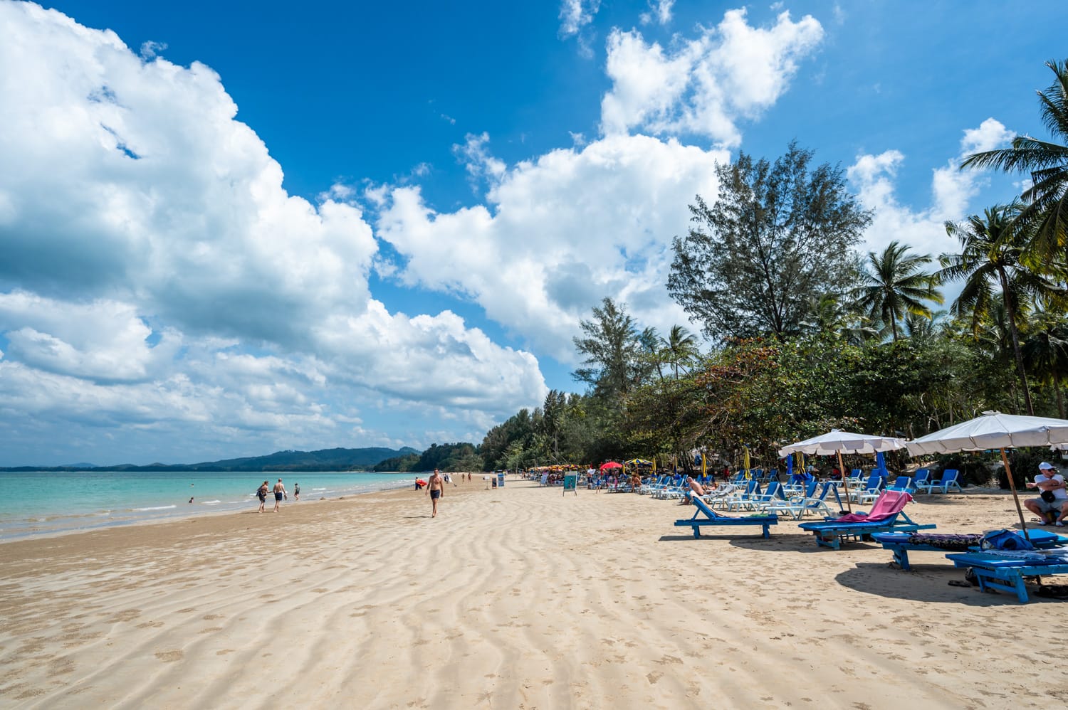 Khao Lak Strände (8) Sonnenliegen am Coconut Beach in Khao Lak