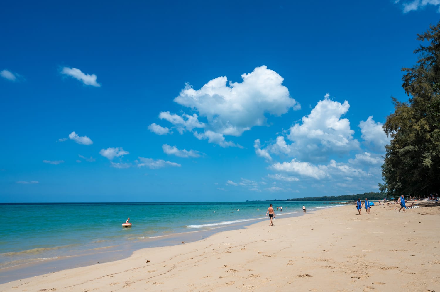 Khao Lak Strände (9) Touristen baden am Pak Weep Beach in Khao Lak