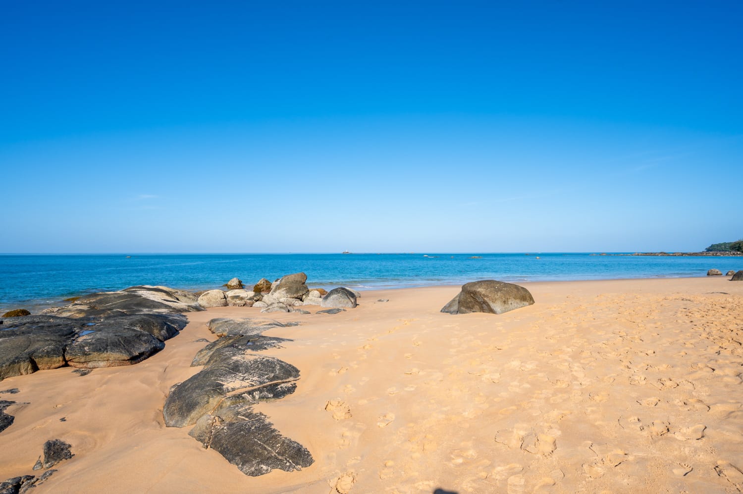 Blauer Himmel in Khao Lak im Februar