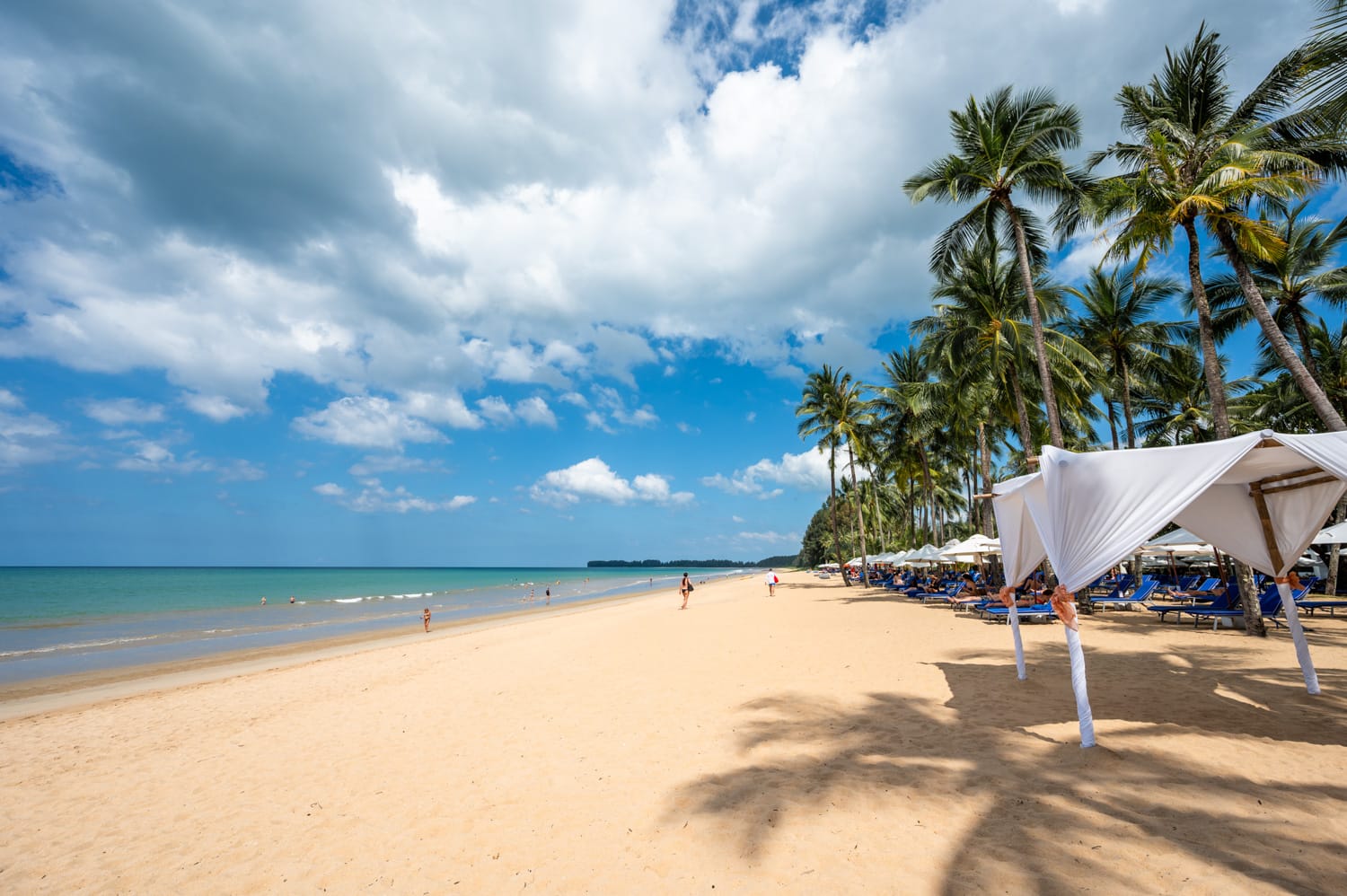Wechselnd bewölkter Himmel vor dem JW Marriott Resort in Khao Lak im Januar