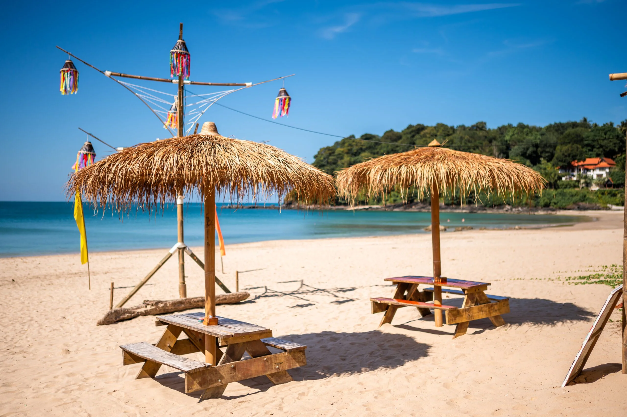 Sonnenschirme und Sitzbänke am Khlong Chak Beach auf Koh Lanta