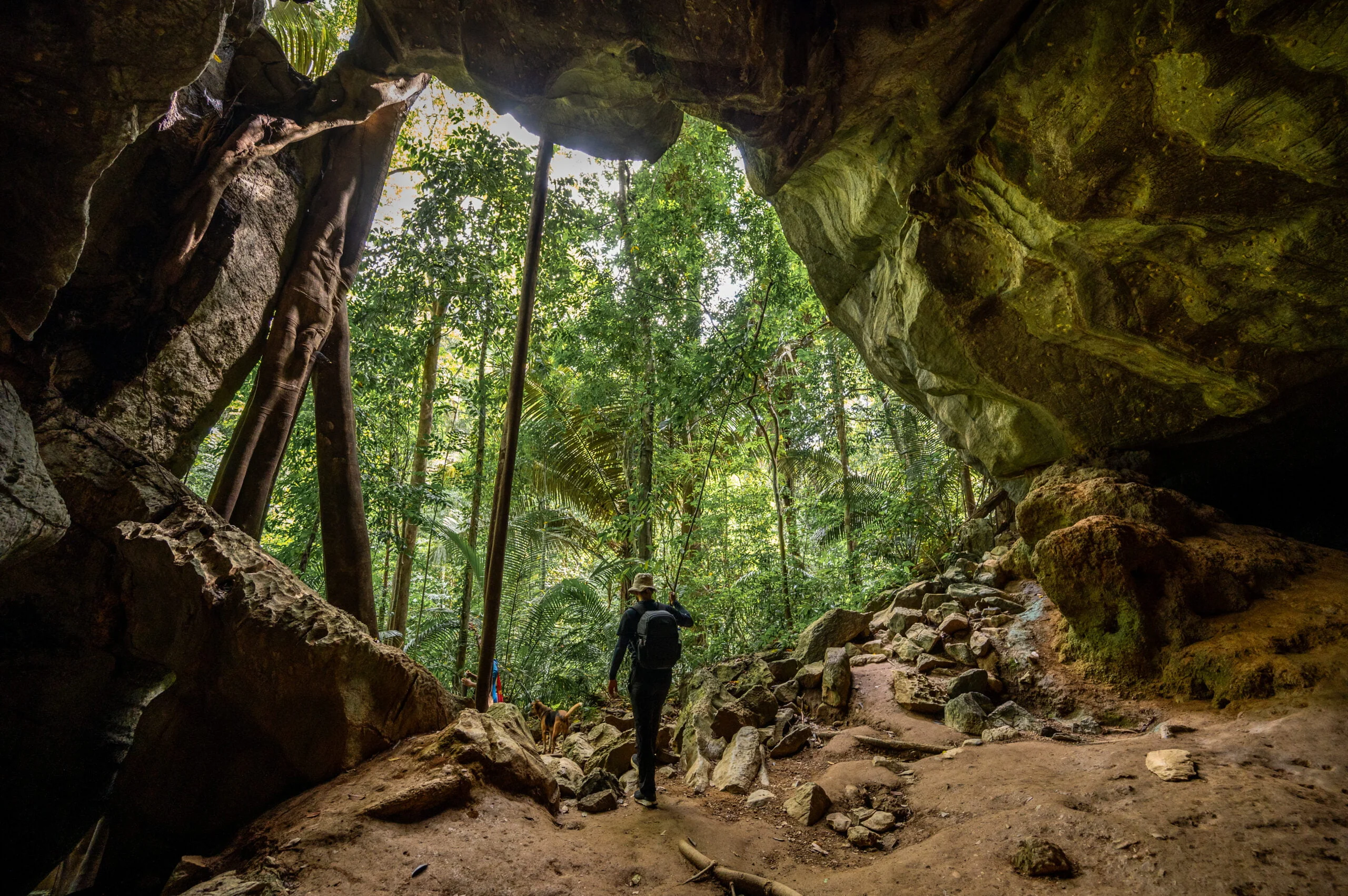 Nils Alexander Kemna in der Fledermaushöhle entlang der Wanderung zum Khlong Chak Waterfall auf Koh Lanta