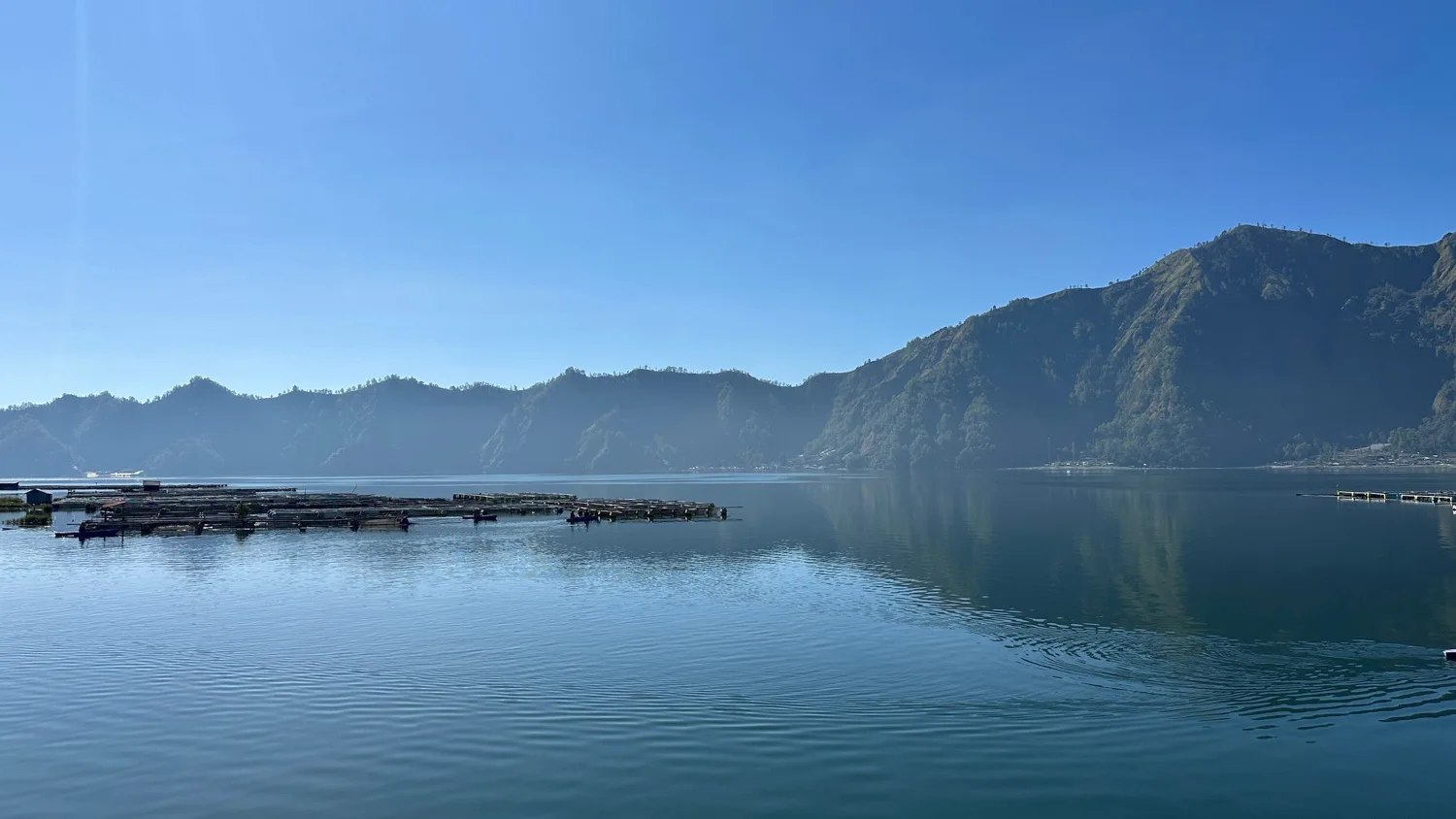 Kintamani Bali (1) Ausblick von den heißen Quellen auf den Kratersee Danau Batur