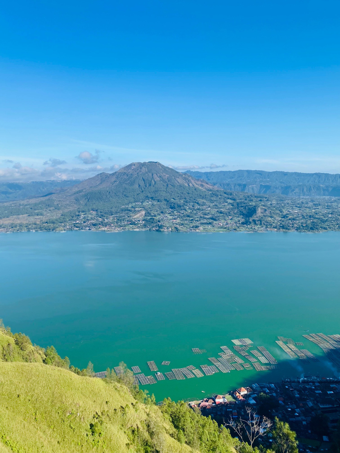 Kintamani Bali (20) Ausblick vom Trunyan Hill auf den Kratersee und den Mount Batur