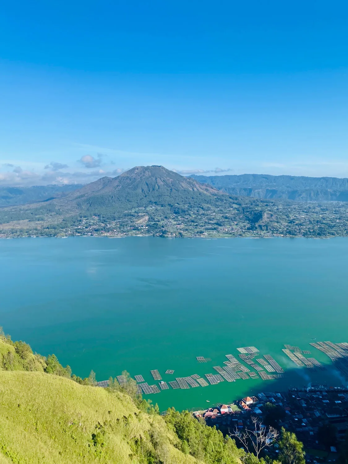 Kintamani Bali (20) Ausblick vom Trunyan Hill auf den Kratersee und den Mount Batur