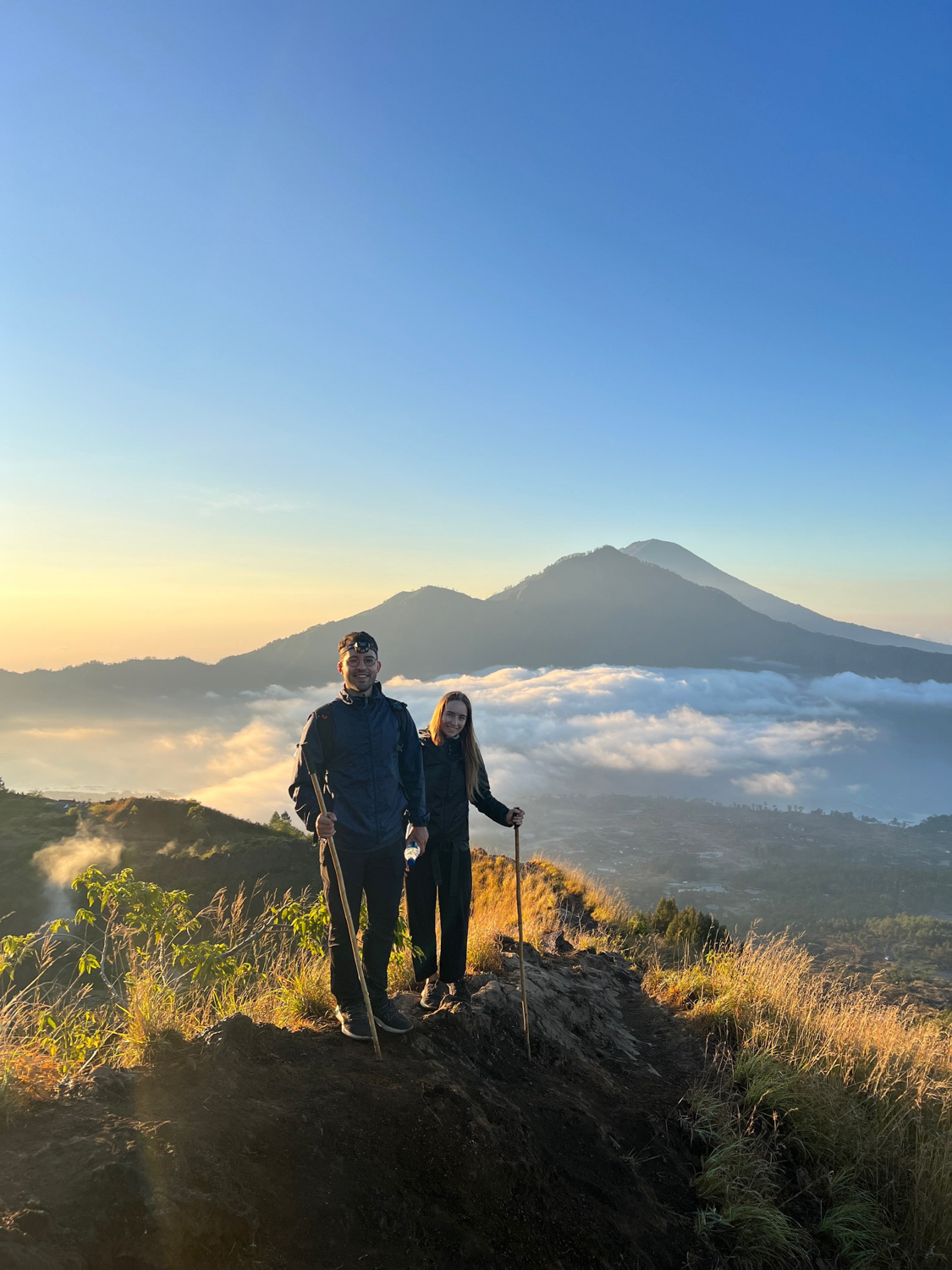 Kintamani Bali (23) Vanessa und ich beim Abstieg vom Mount Batur