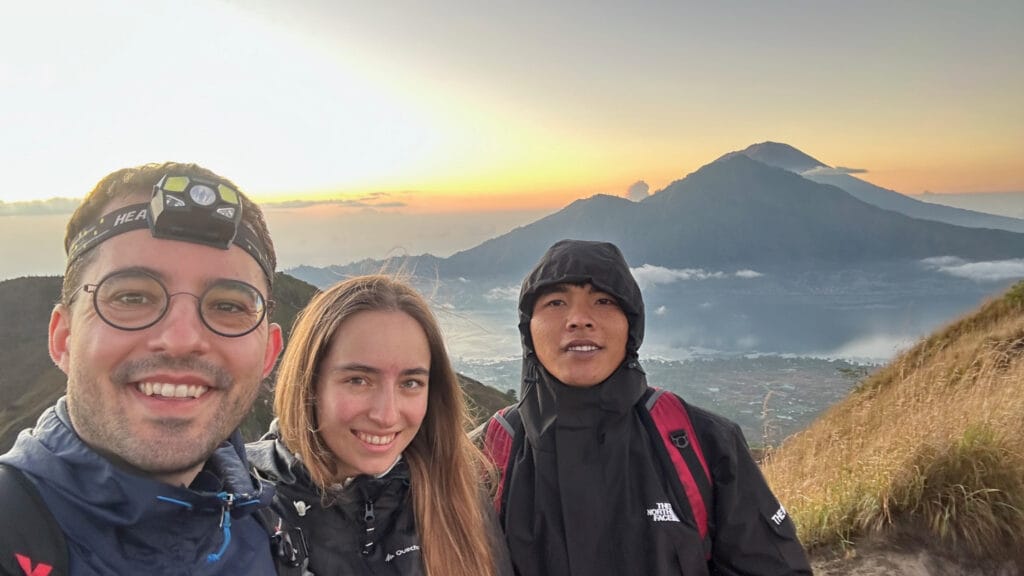 Ich, Vanessa und unser Guide Wayan zum Sonnenaufgang auf dem Mount Batur