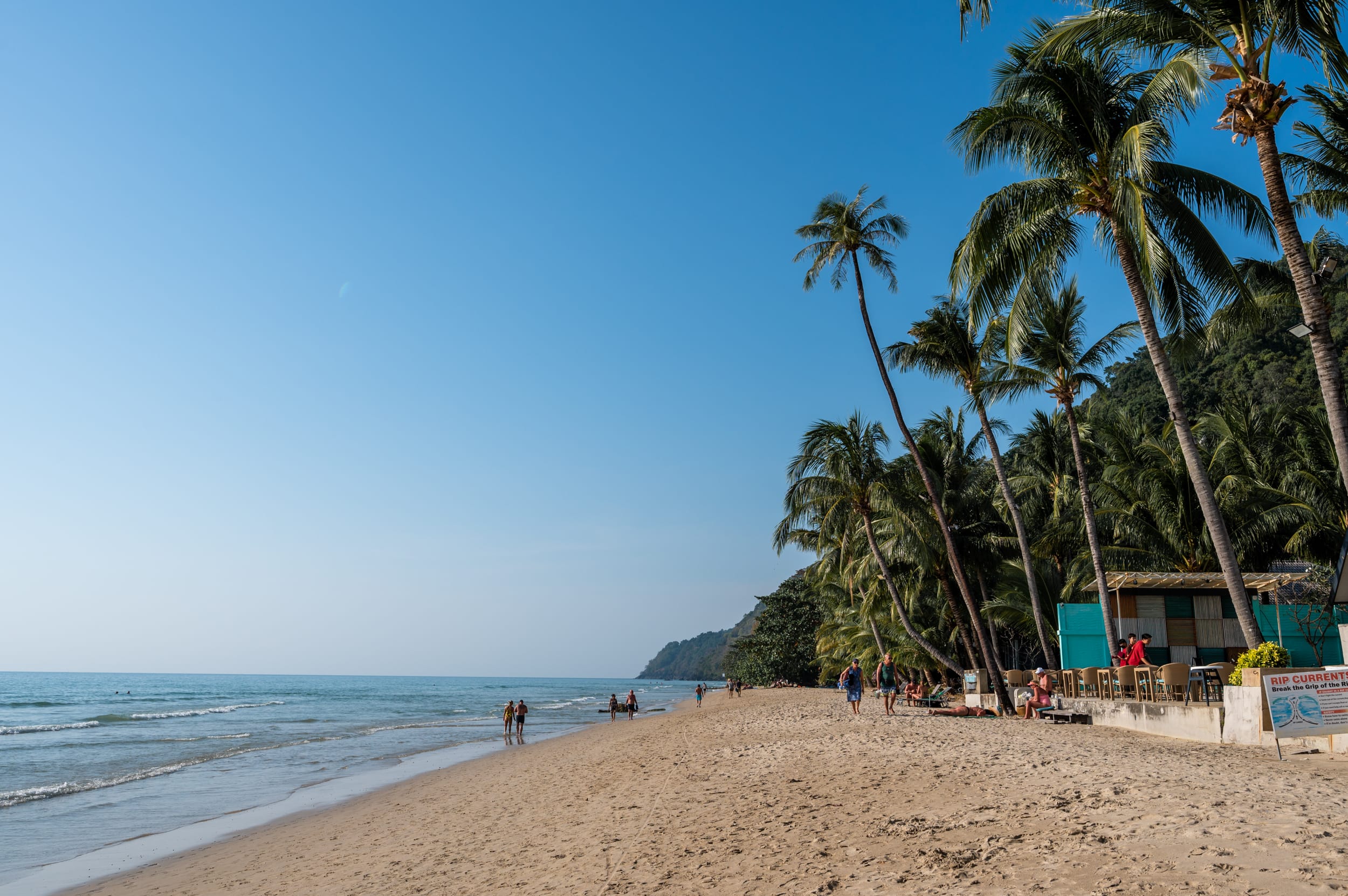 Touristen spazieren den White Sand Beach auf Koh Chang entlang