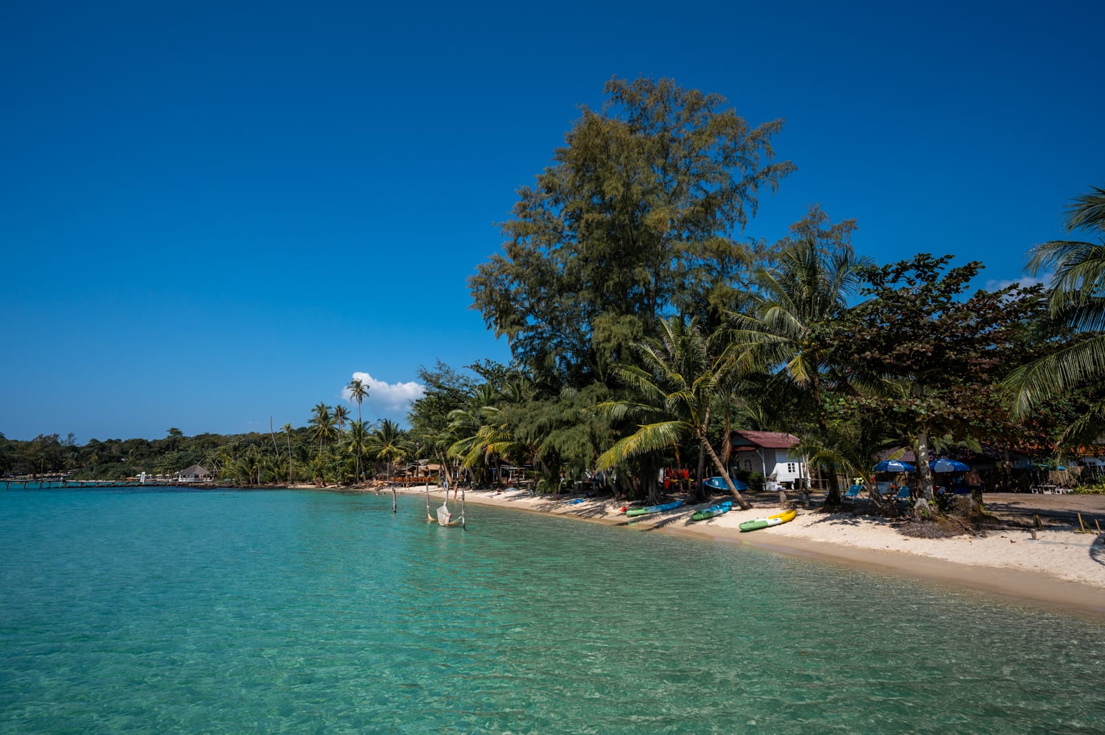 Weißer Sand und türkises Wasser vor einem Hotel am Bang Bao Beach auf Koh Kood