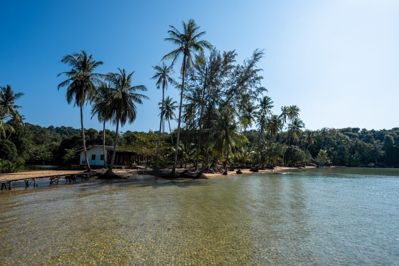 Gelblicher Sand, Palmen und flaches Wasser am Haad Na Lay auf Koh Kood