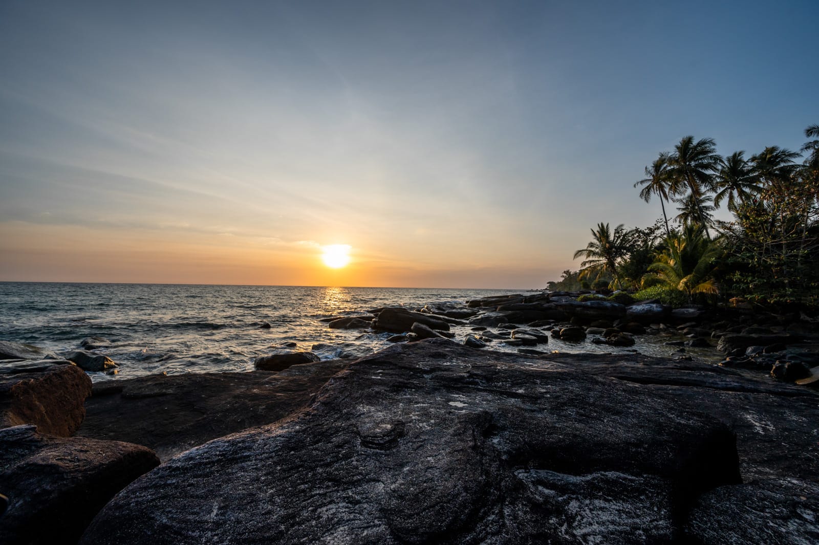 Sonnenuntergang an den Felsplatten am Ao Tapao Beach auf Koh Kood