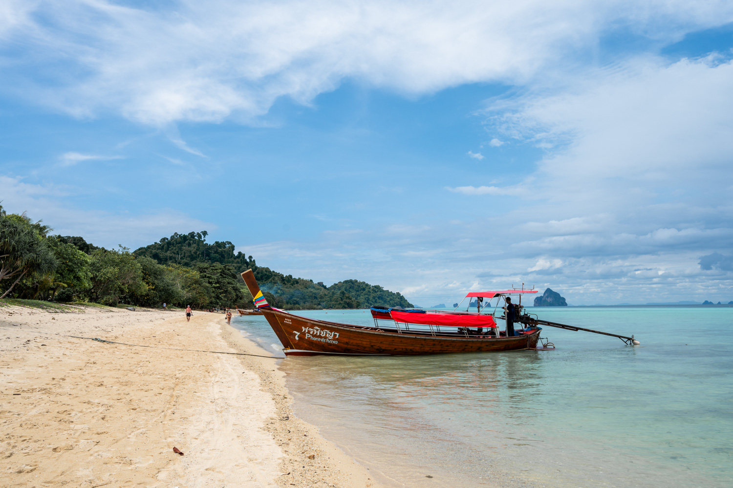 Koh Kradan (13) Longtailboot am nördlichen Ende des Strandes von Koh Kradan