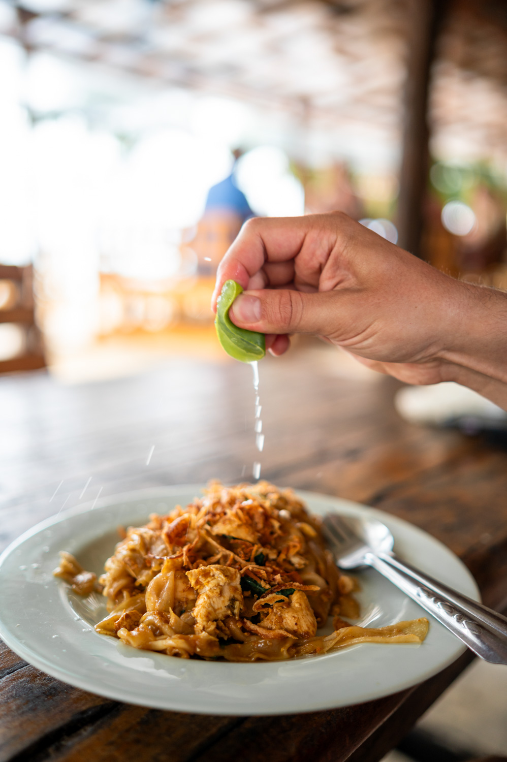 Koh Kradan (14) Nils Alexander Kemna isst Pad Thai in einem Restaurant auf Koh Kradan