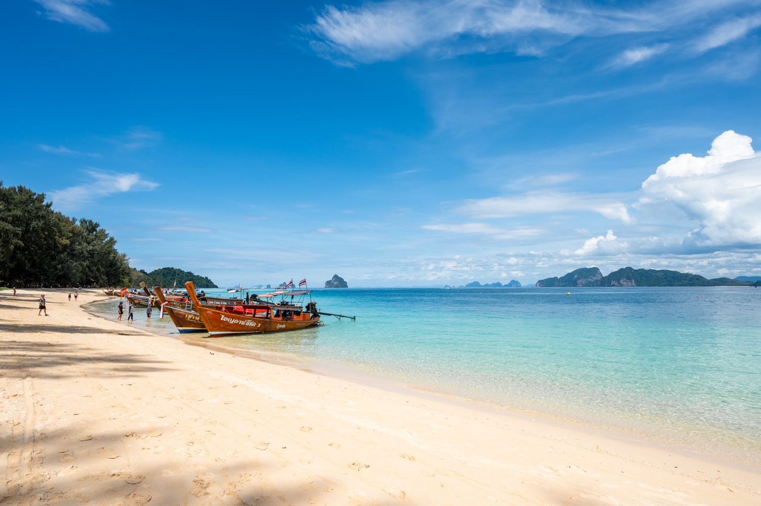 Koh Kradan (5) Longtailboote am Strand von Koh Kradan