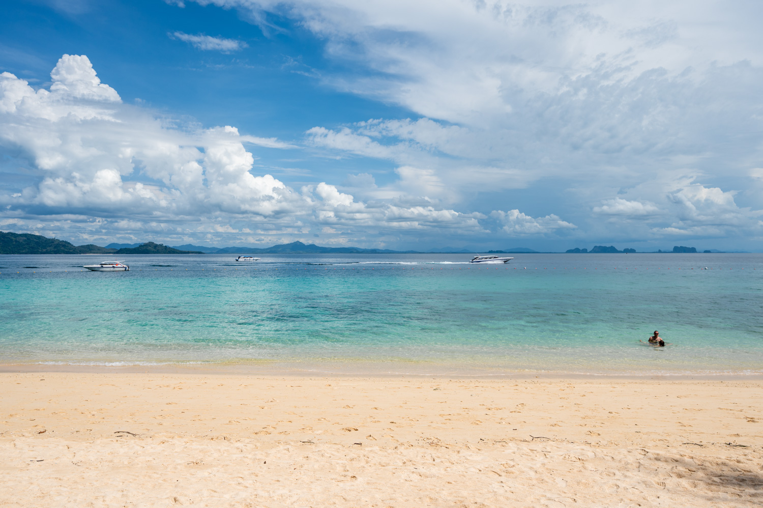 Koh Kradan (6) Ausblick vom Strand auf Koh Kradan auf Schnorcheltouren am Korallenriff