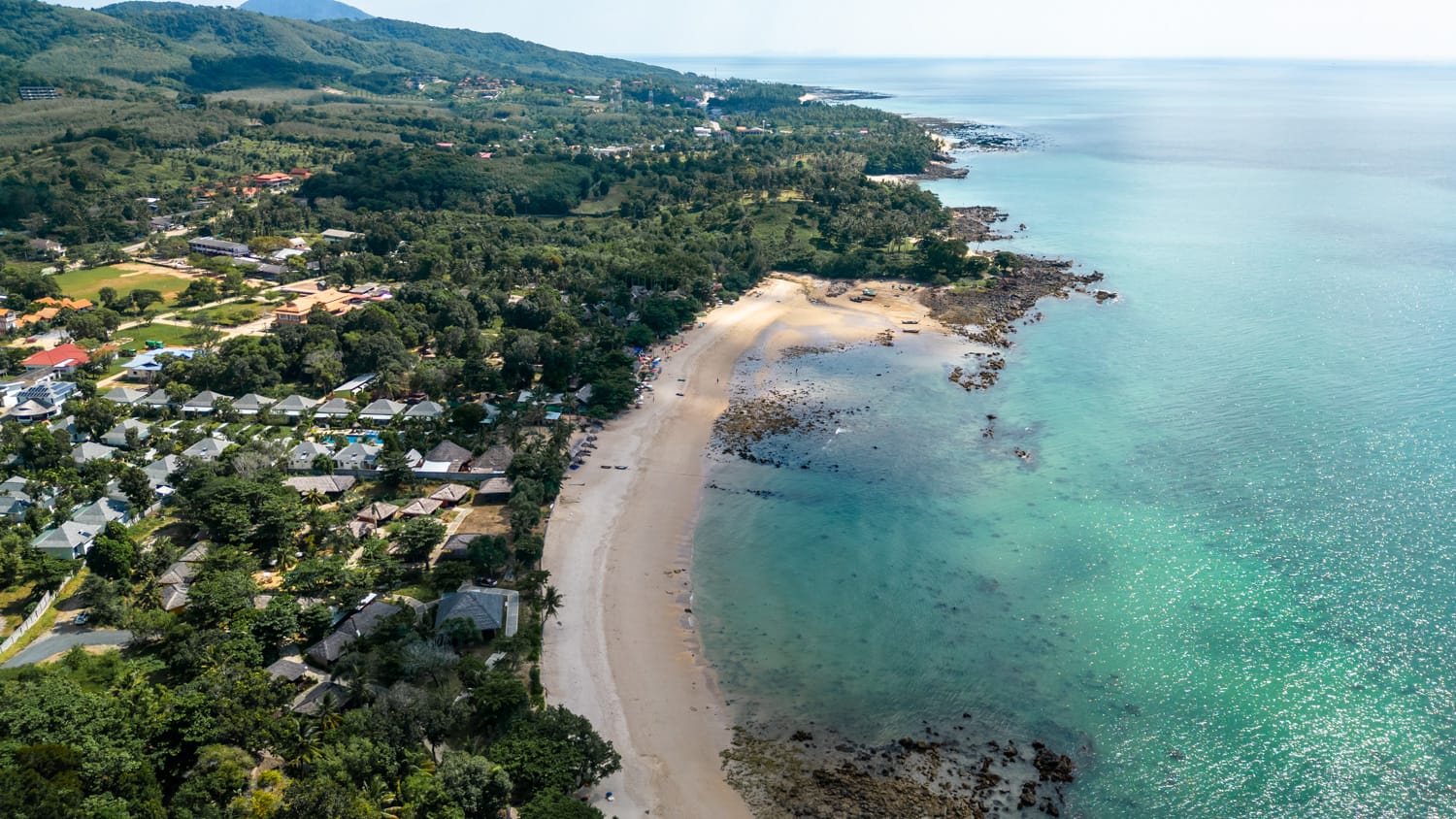 Drohnenfoto der Casa Bay und des Hotels Lanta Casa Blanca auf Koh Lanta