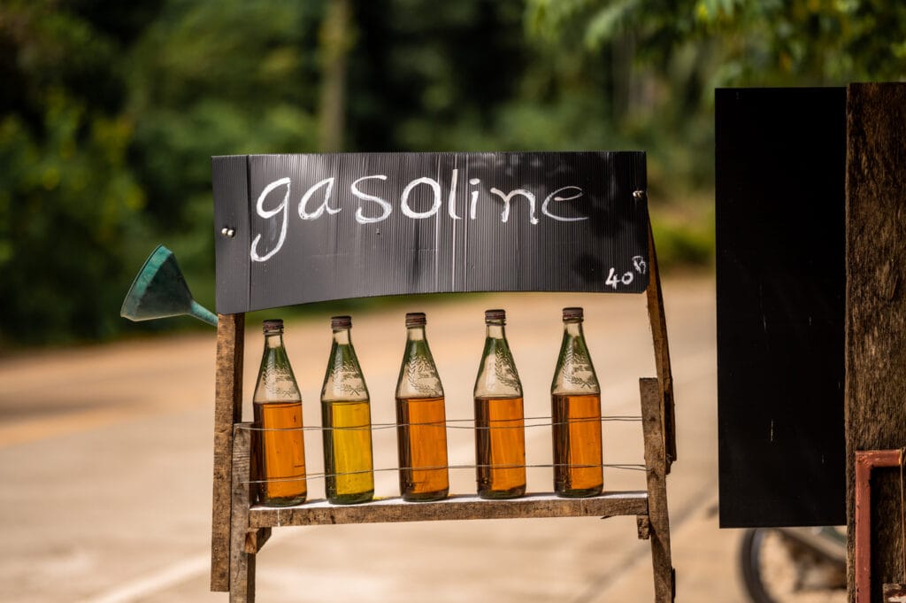 Benzin aus Gasflaschen auf Koh Lanta Noi