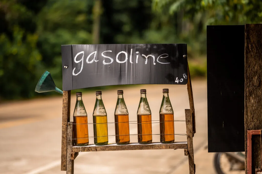 Benzin aus Gasflaschen auf Koh Lanta Noi