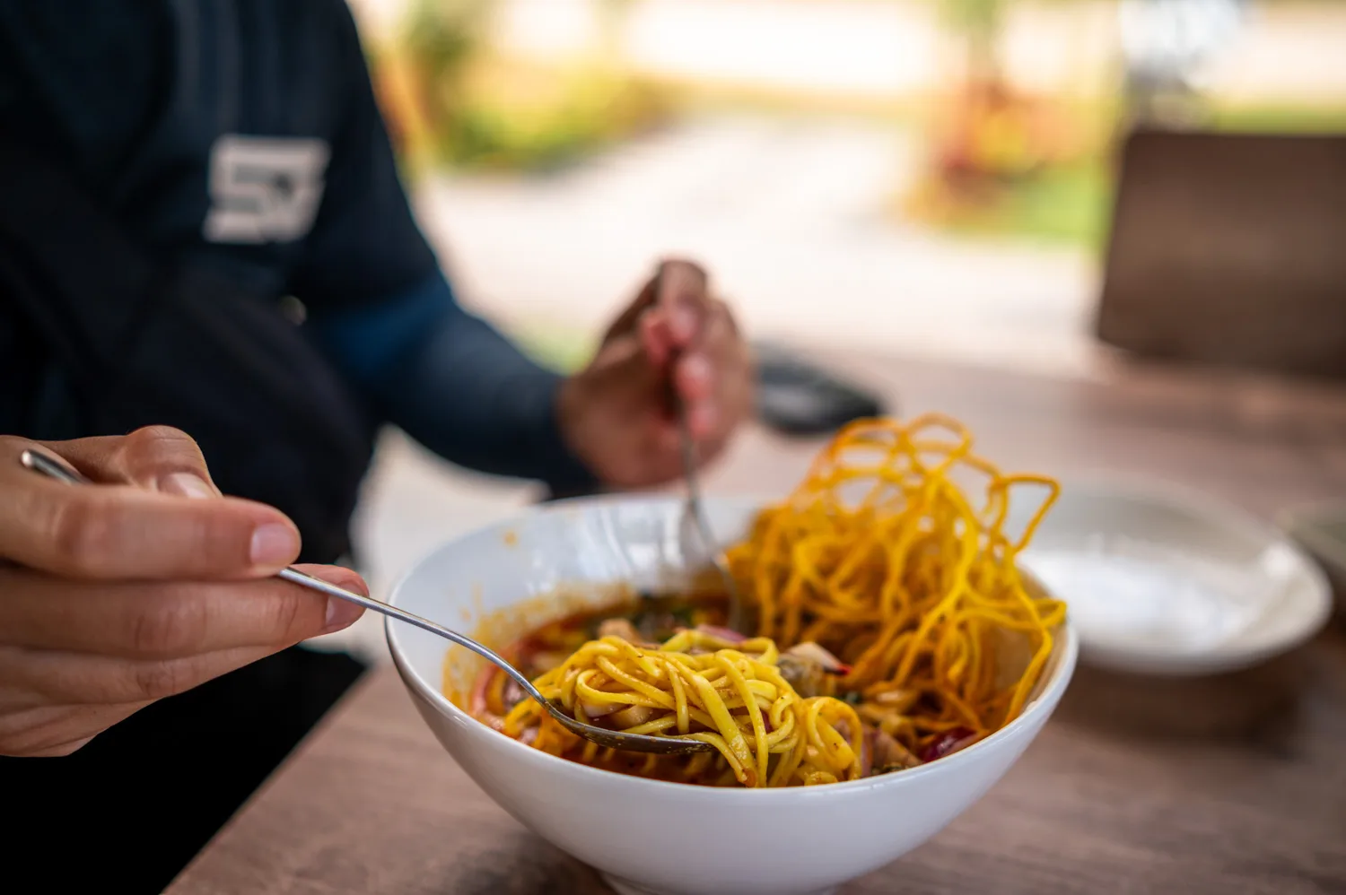 Nils Alexander Kemna isst Khao Soi an Koh Lantas Ostküste