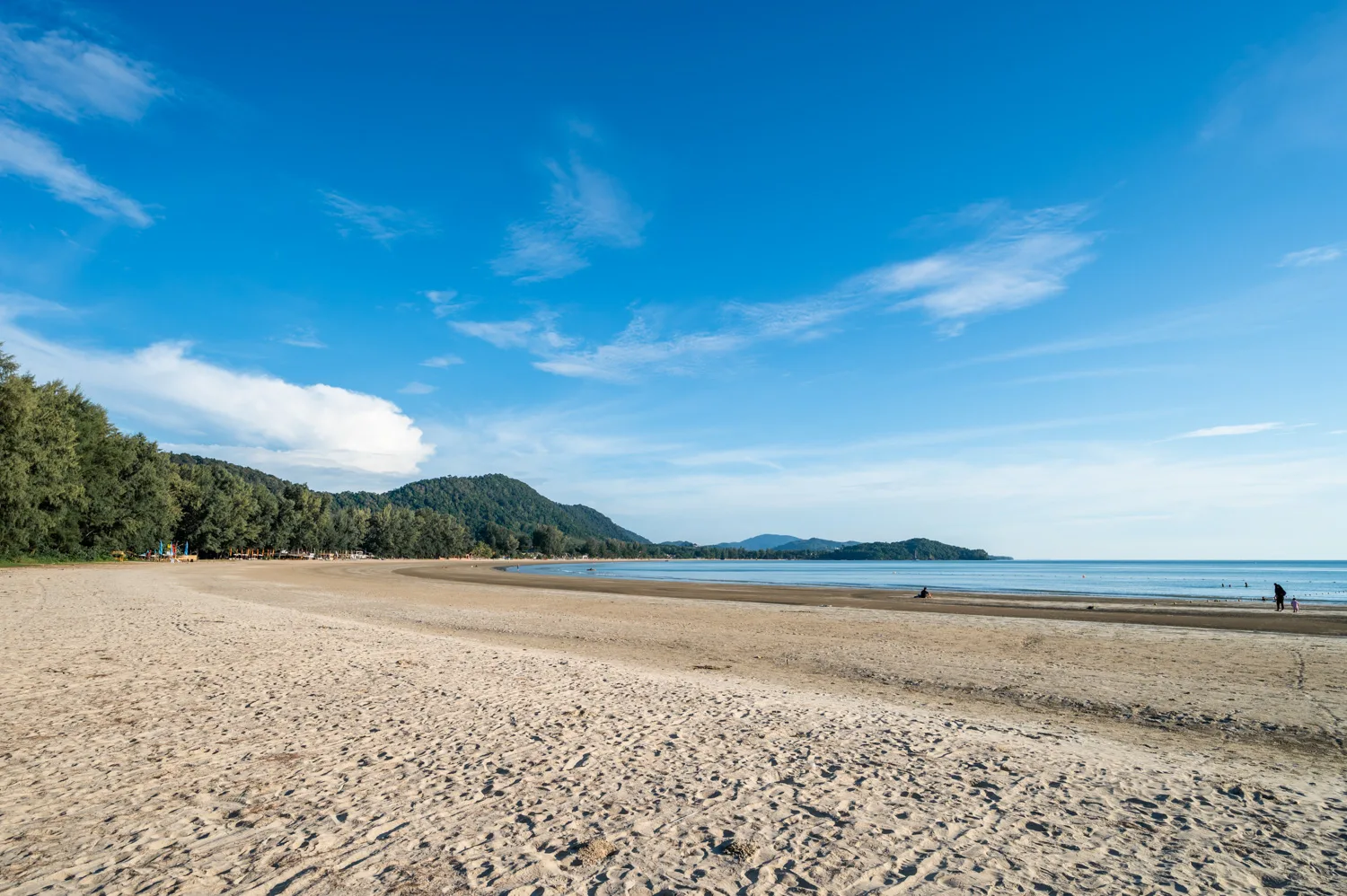 Flaches Wasser bei Ebbe am Kho Kwang Beach auf Koh Lanta