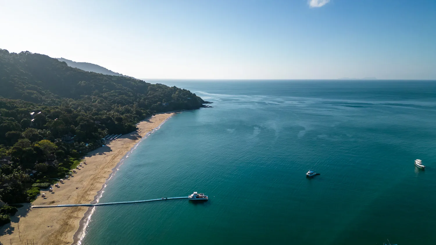 Drohnenfoto des Bakantiang Beach mit schwimmendem Pier des Pimalai Resorts