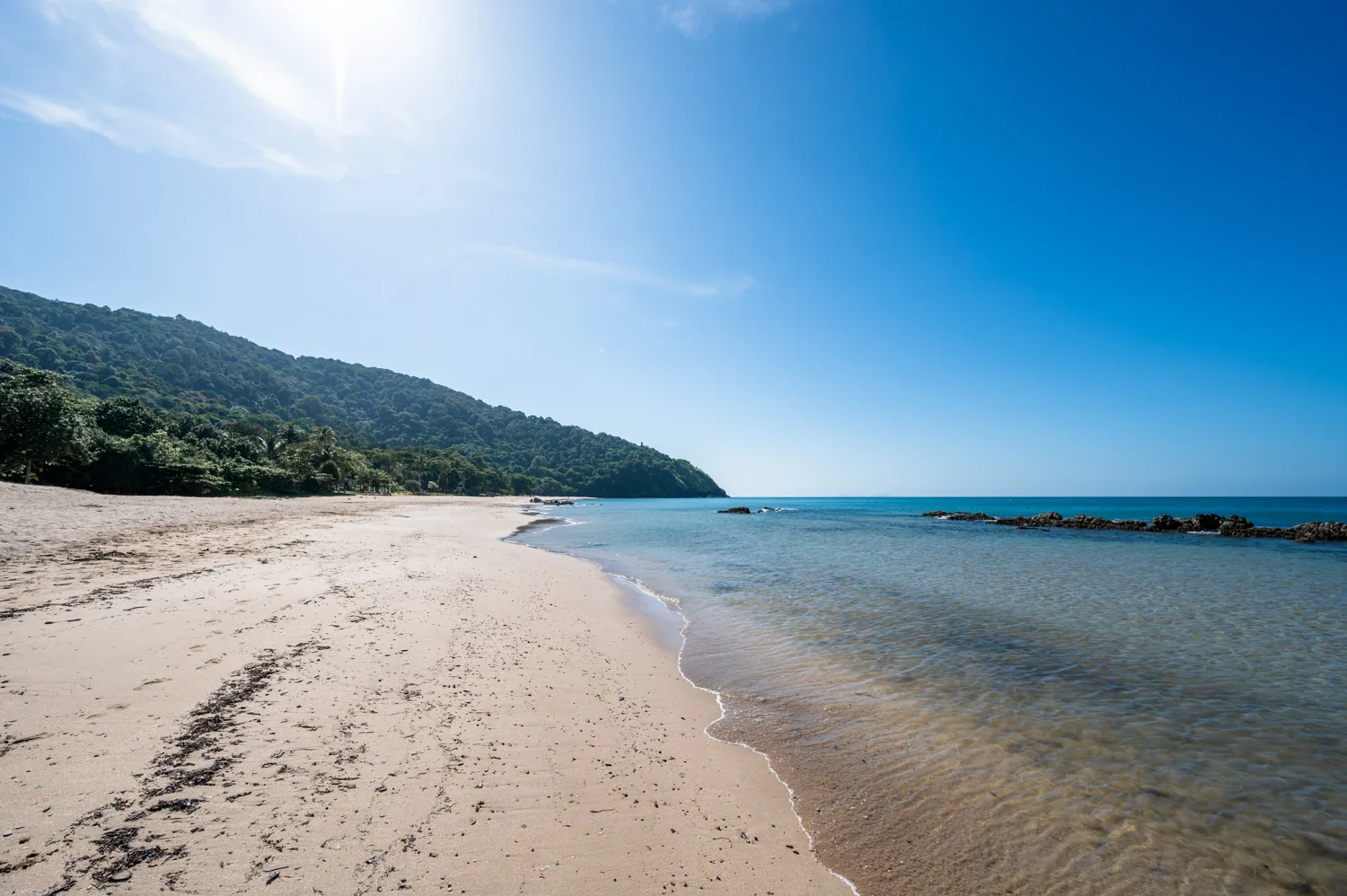 Breiter Strand am Bamboo Beach auf Koh Lanta