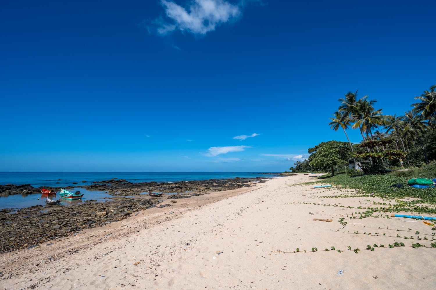 Viele Felsen im Wasser am Khlong Hin Beach auf Koh Lanta