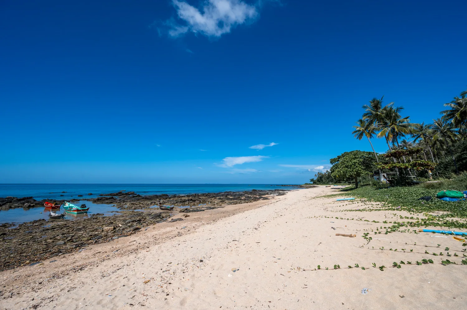Viele Felsen im Wasser am Khlong Hin Beach auf Koh Lanta