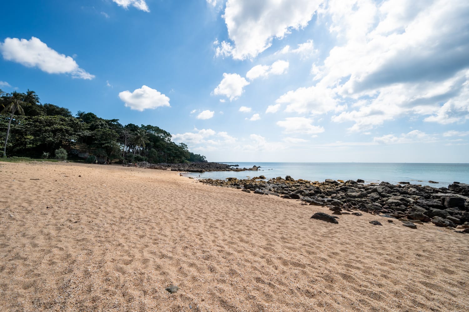 Felsen im Wasser des Tricky Trocky Beach auf Koh Lanta