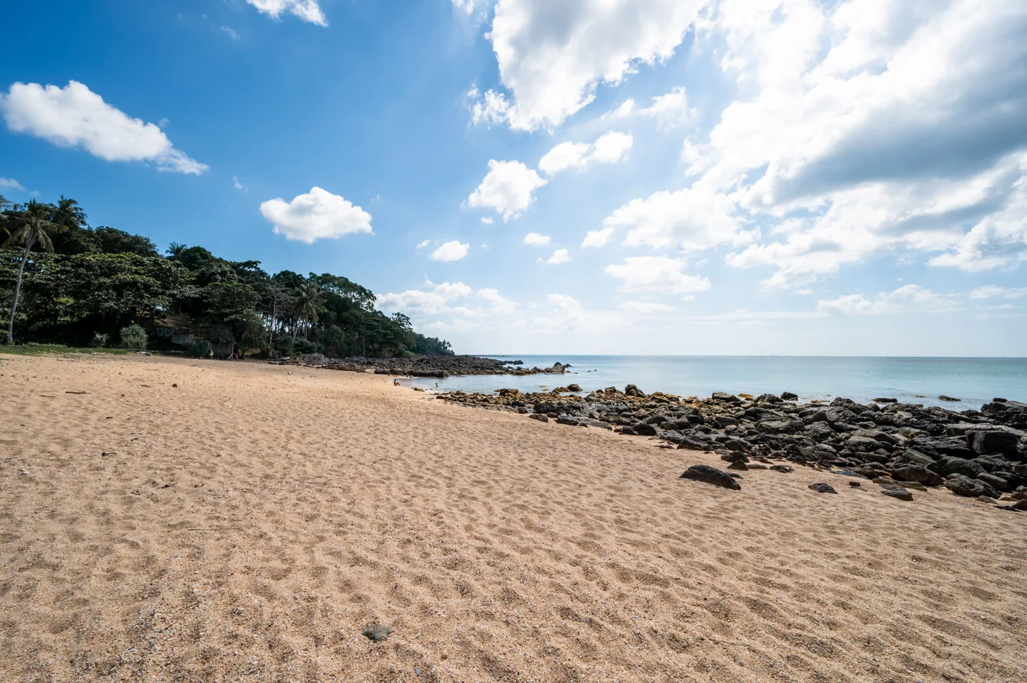 Felsen im Wasser des Tricky Trocky Beach auf Koh Lanta