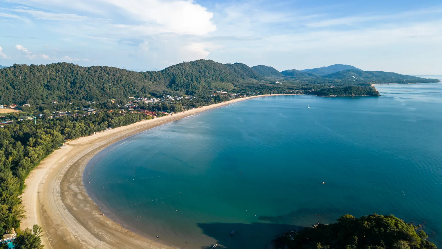 Drohnenfoto des Überganges vom Kho Kwang Beach in den Klong Dao Beach auf Koh Lanta