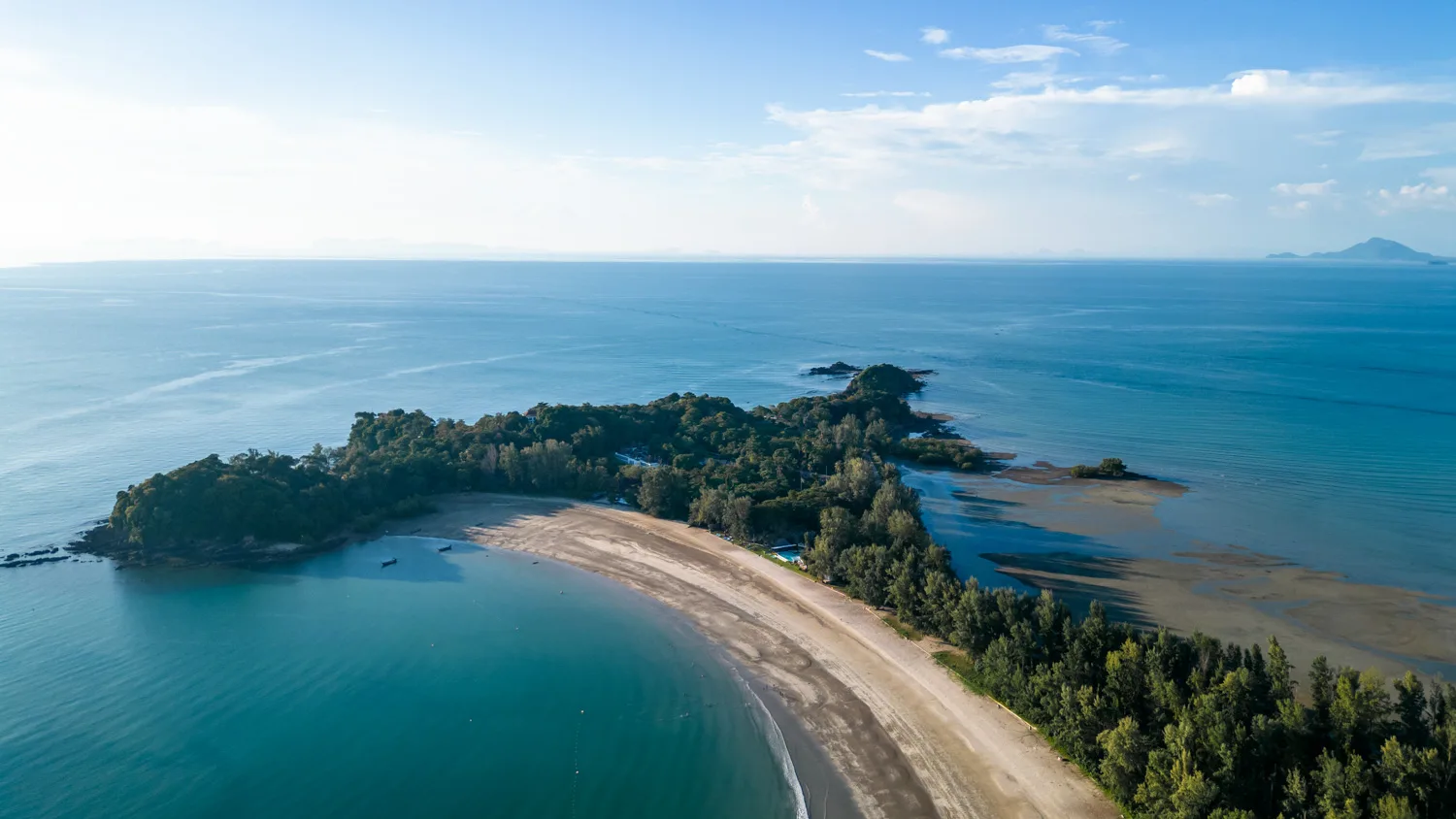 Drohnenfoto der Landzung des Kho Kwang Beach im Norden von Koh Lanta