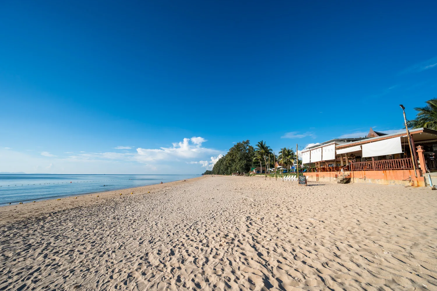 Breiter Strand im Zentrum des Klong Dao Beach auf Koh Lanta