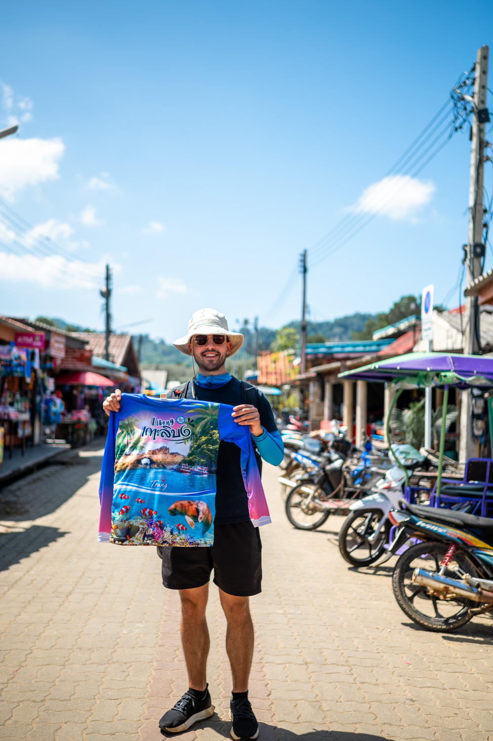 Koh Libong (1) Nils Alexander Kemna präsentiert ein Trikot auf Koh Libong
