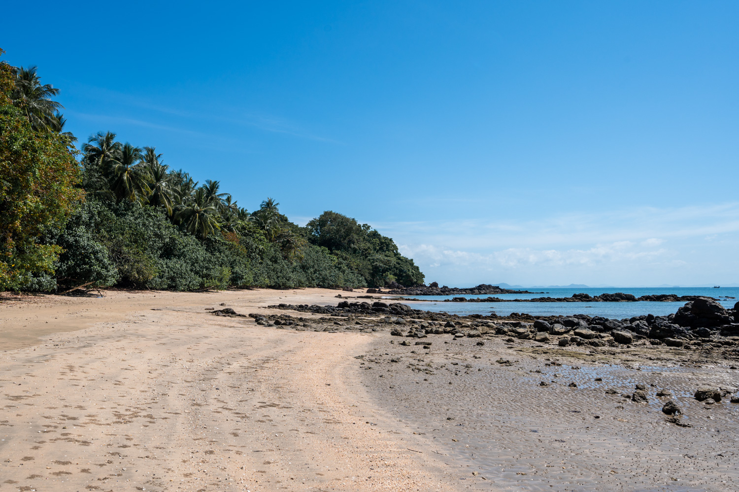 Koh Libong (21) Felsen bei Ebbe am Panyang Beach auf Koh Libong