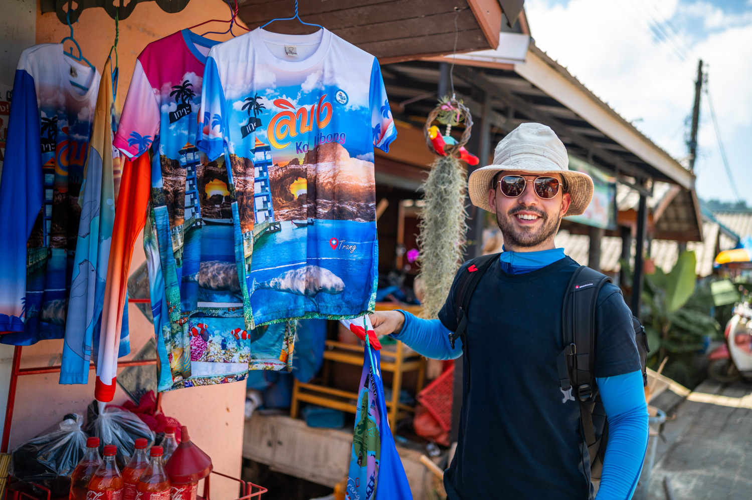 Koh Libong (26) Nils Alexander Kemna kauft ein Shirt auf Koh Libong