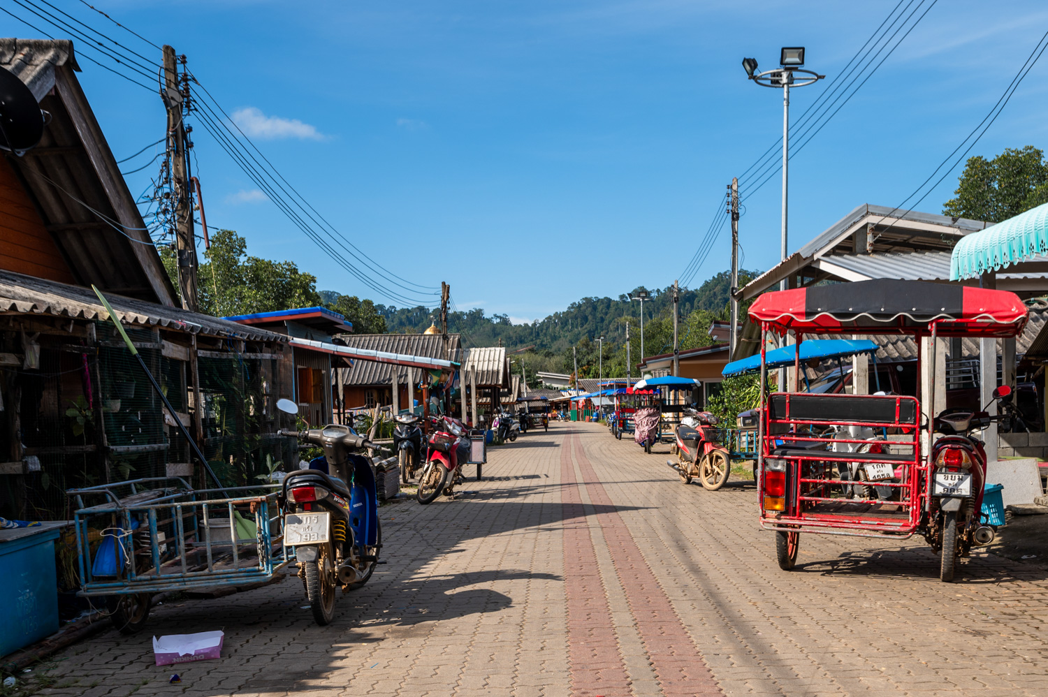 Koh Libong (4) Shops, Roller und Taxis am Banprow Harbor auf Koh Libong