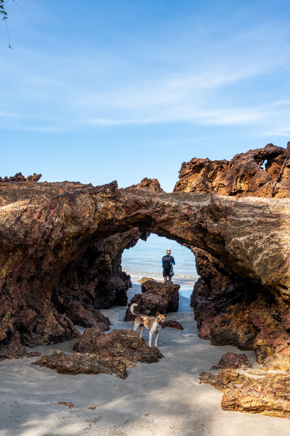 Koh Libong (5) Nils Alexander Kemna und ein Hund an der Stone Bridge auf Koh Libong