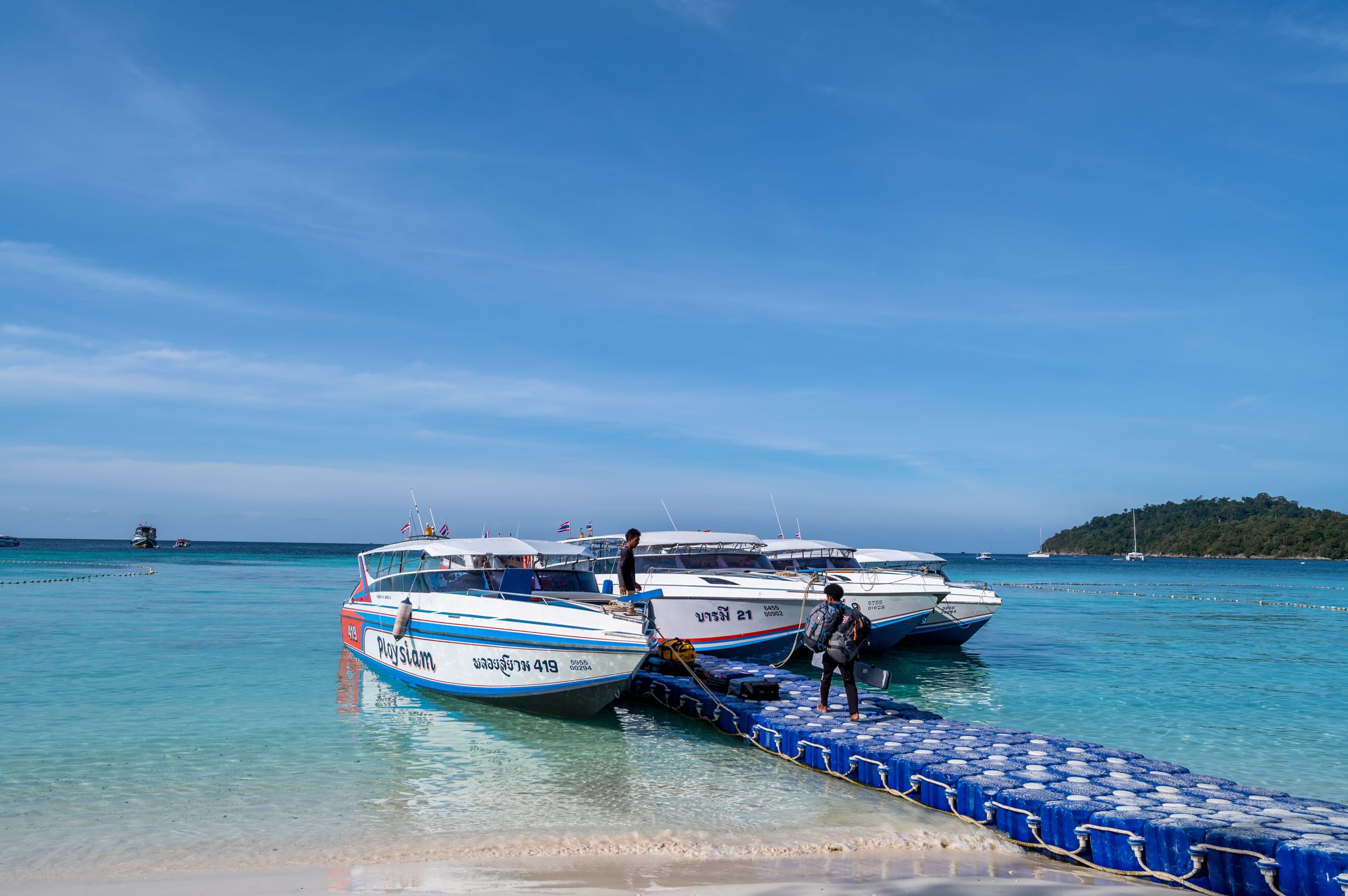 Schnellboote zur Anreise nach Koh Lipe legen am schwimmenden Pier am Pattaya Beach an