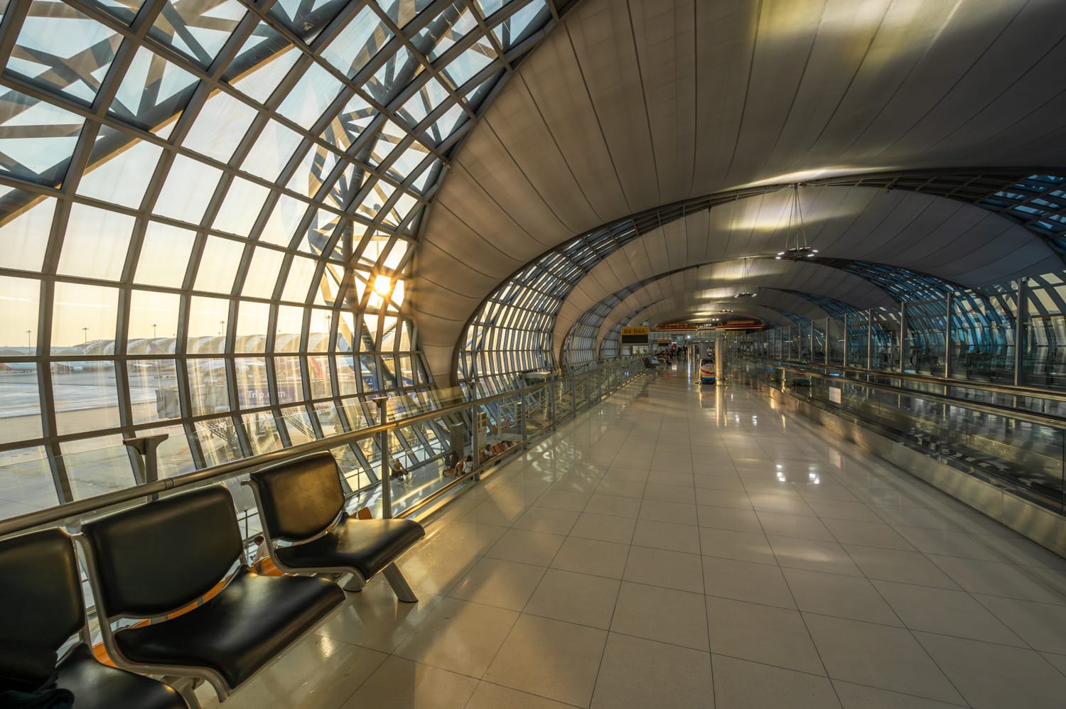 Koh Lipe Anreise AlexAsia (7) Transitterminal im Flughafen Bangkok Suvarnabhumi auf einem Flug von Europa nach Hat Yai, um nach Koh Lipe zu reisen