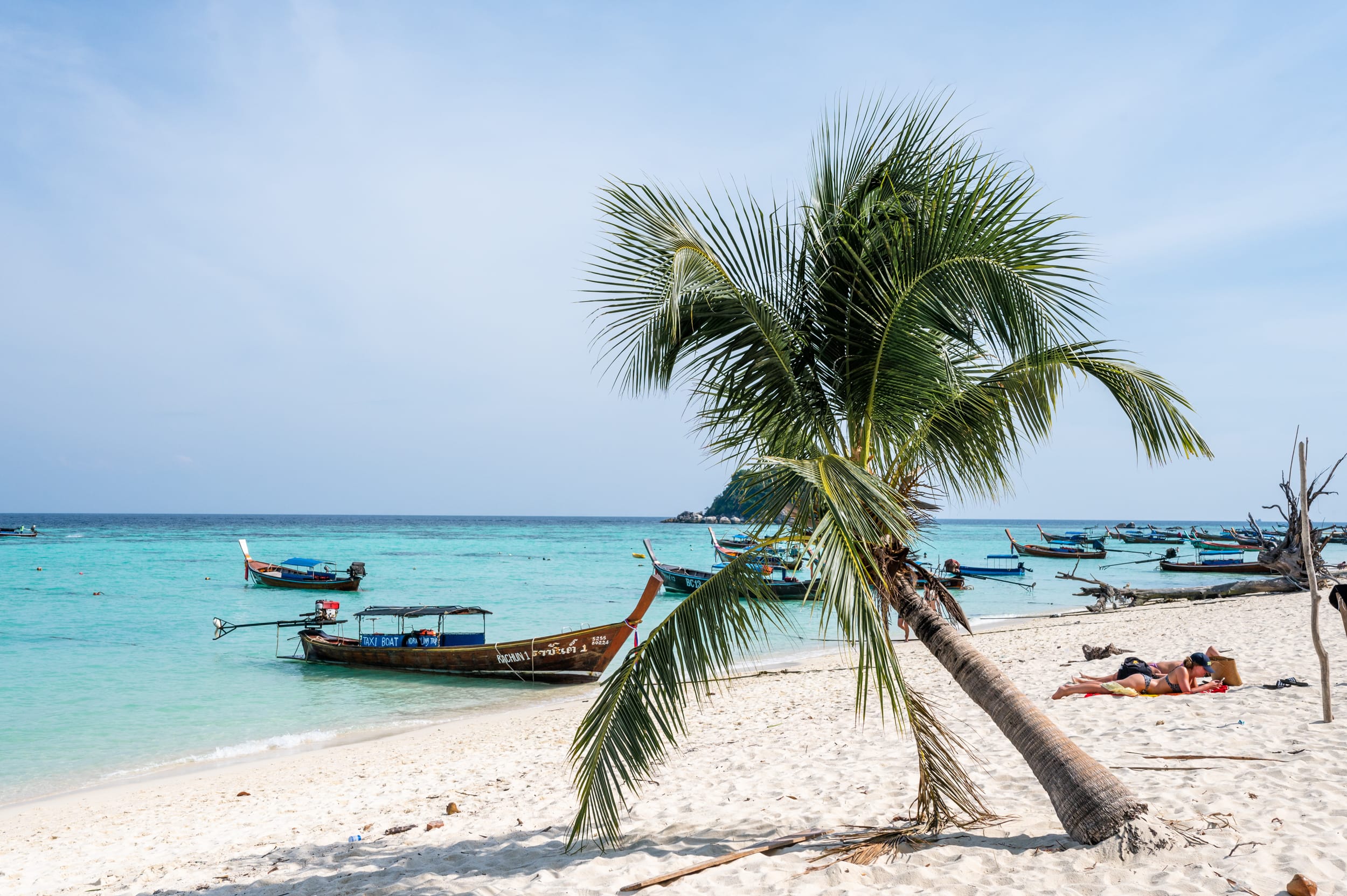 Viele Longtailboote vor den Hotels am zentralen Abschnitt des Sunrise Beach auf Koh Lipe