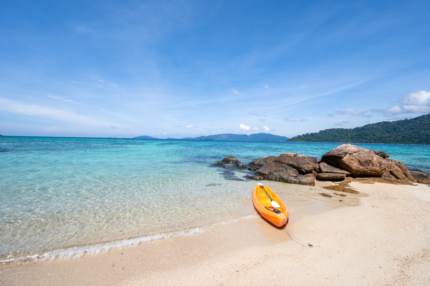 Kayak an einem Strand eines isolierten Hotels im Norden von Koh Lipe